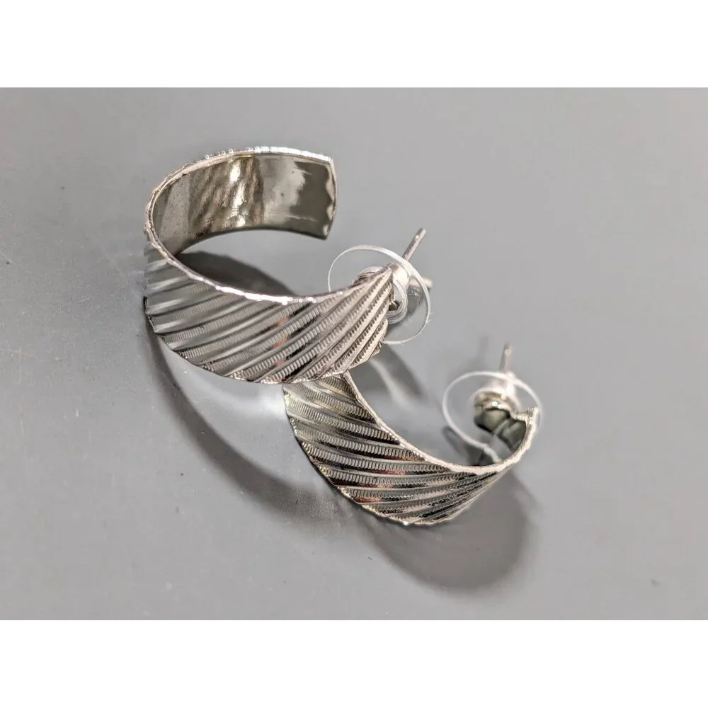 Vintage Silver Tone Ribbed Wide Hoop Earrings Pierced‎ Classic